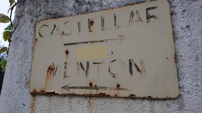 Vieux panneau, entre Castellar et Menton