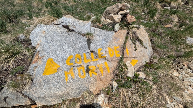 Balise artisanale au bord de la route