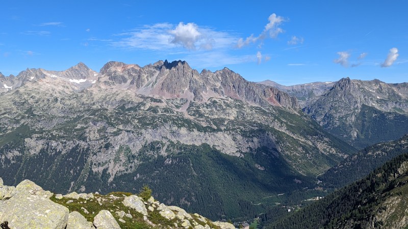 Vue sur le côté opposé de la Vallée de Chamonix