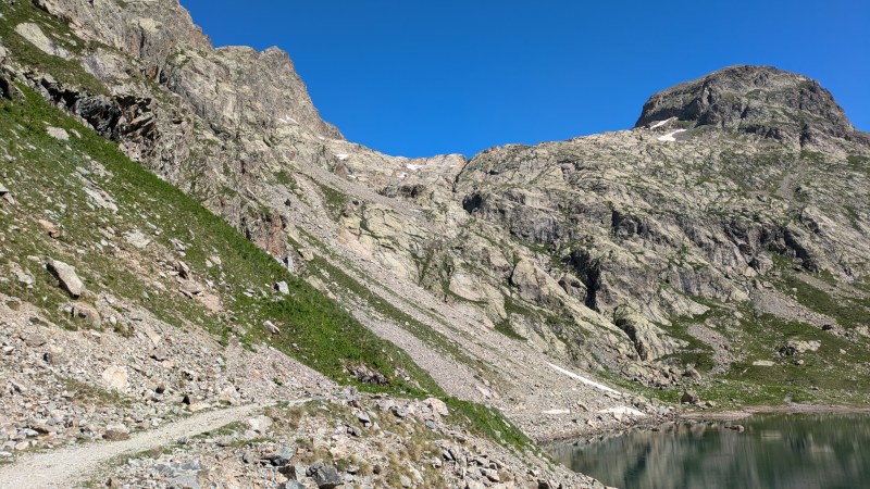 Le départ du sentier vers la Lac Long, qui se cache derrière la barre rocheuse