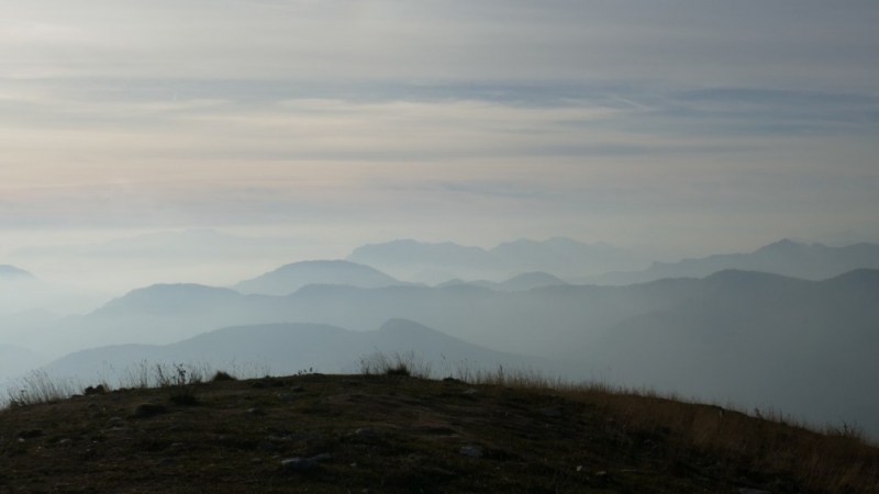 Crêtes brumeuses, au centre le Mont Vial