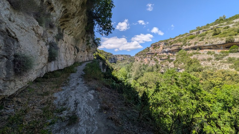 Sentier sous les remparts de Minerve
