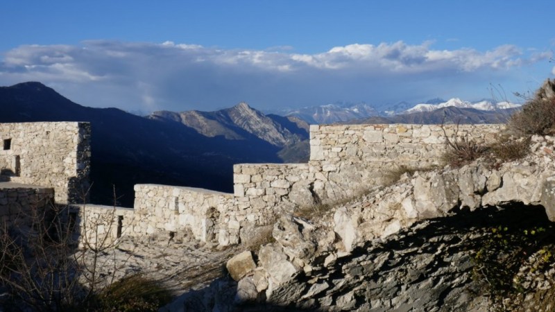 Des remparts restaurés vers la Cime de Roccassièra