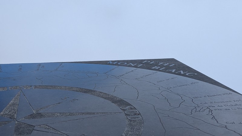 Table d'orientation perdue dans les nuages