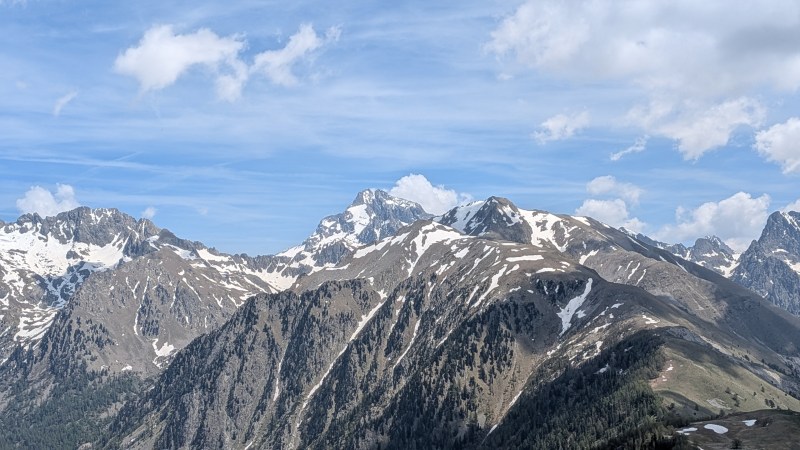 Au centre, la Cime du Gélas