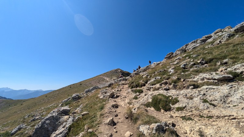 Sur la crête sommitale