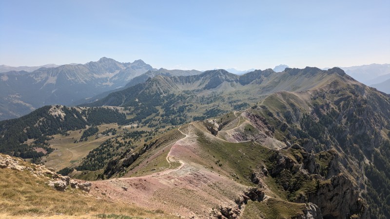 Le sentier sur la crête du Cirque de Morgon
