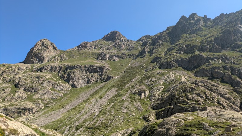 La raide montée herbeuse qui nous attend