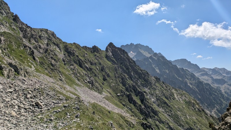 Derrière les Pointes de l'Estrech, le Mont du Grand Capelet