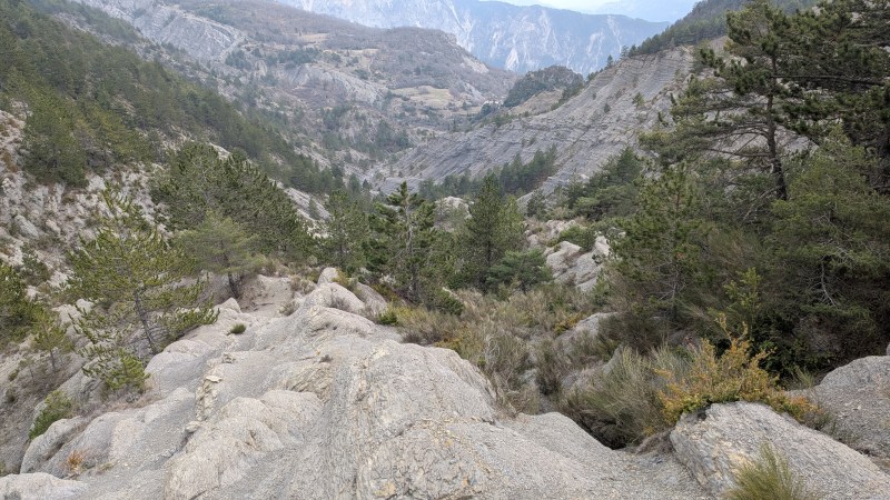Ravin de Favière, l'on aperçoit Auvare