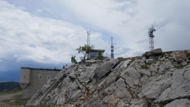 Le sommet du Mont Ours, ses antennes et sa tour de guet