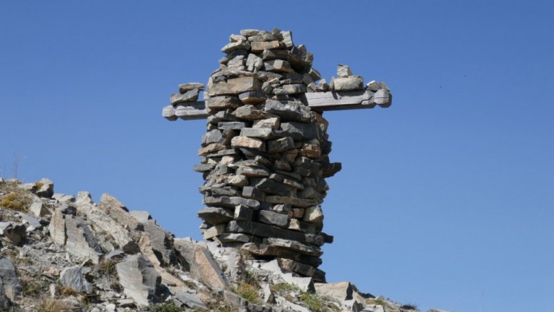 Mi-croix, mi-cairn à la Croix de l'Alpe