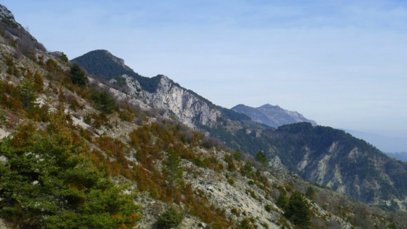 A gauche, la Cime des Collettes, au fond, le Mont Vial